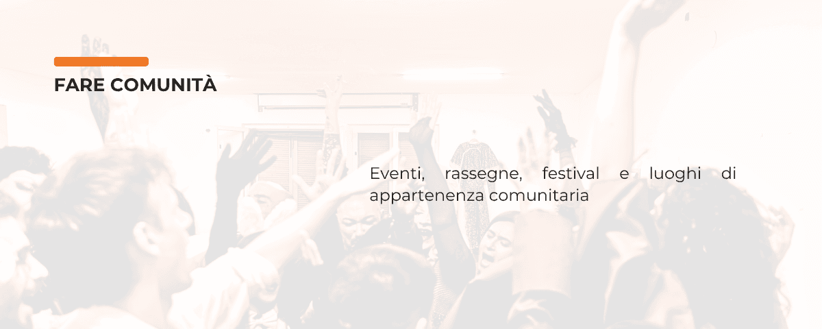 Evento di comunità con persone riunite in uno spazio di appartenenza