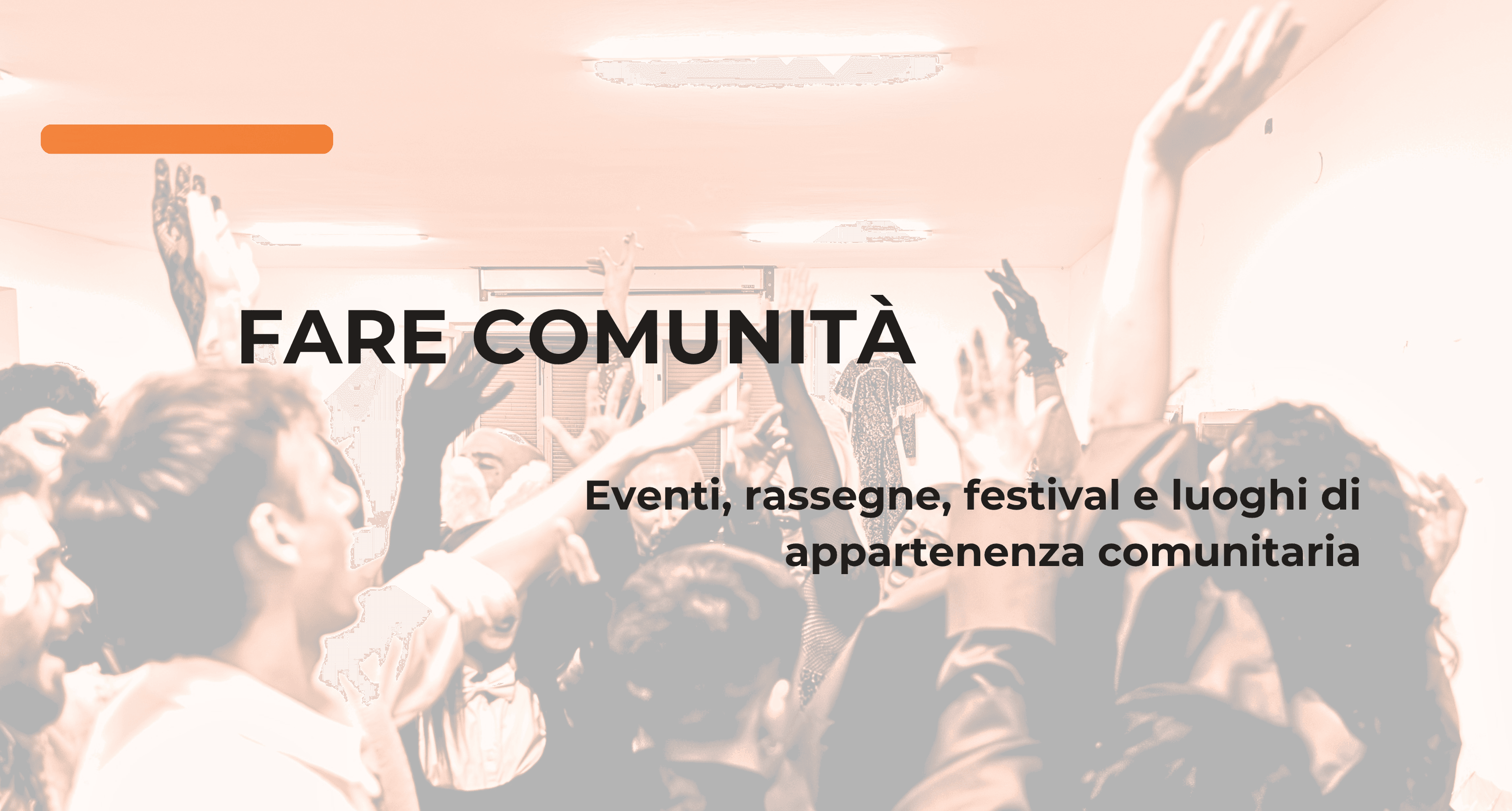 Evento di comunità con persone riunite in uno spazio di appartenenza